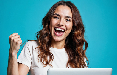 Mujer muy contenta con su pc en la mano