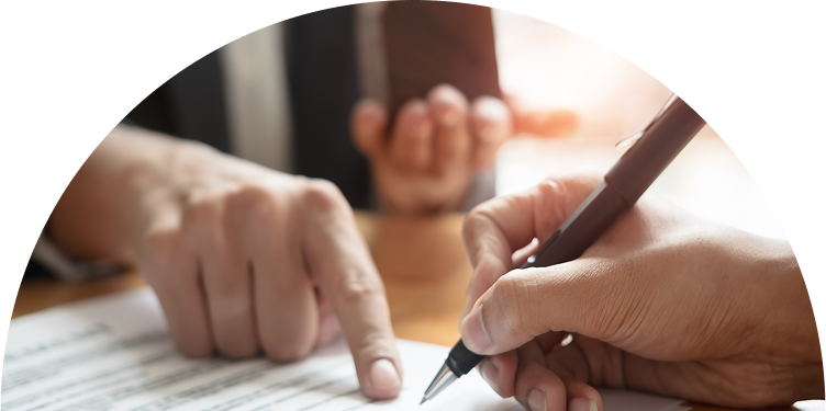 terminos-condiciones Persona firmando un documento